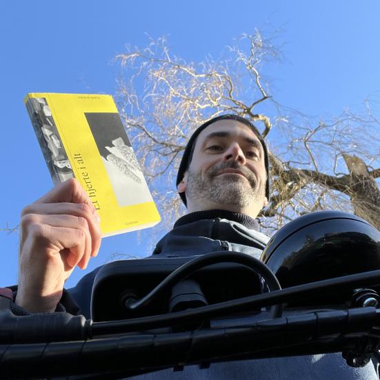 Litteraturformidler Benoit, der holder bogen 'et hjerte i alt' med blå himmel i baggrunden