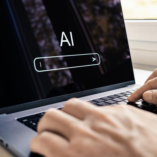 hænder der skriver på et tastatur