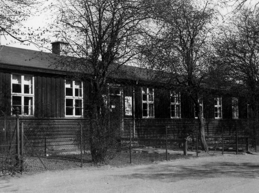 Sort hvidt foto af biblioteksbarakken på Frederiksberg fra før 1935